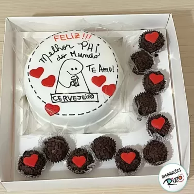 Bolo decorado para o melhor pai do mundo com brigadeiros em caixa branca.