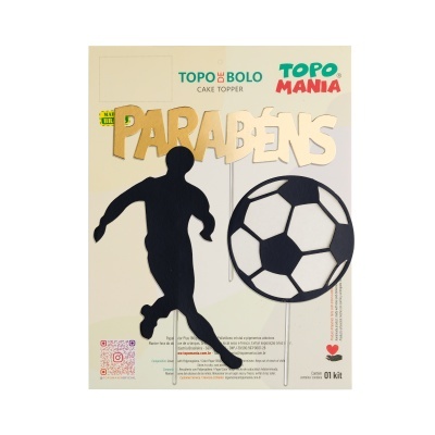 Topo de bolo com palavra PARABÉNS dourada, jogador de futebol preto e bola de futebol preto e branca
