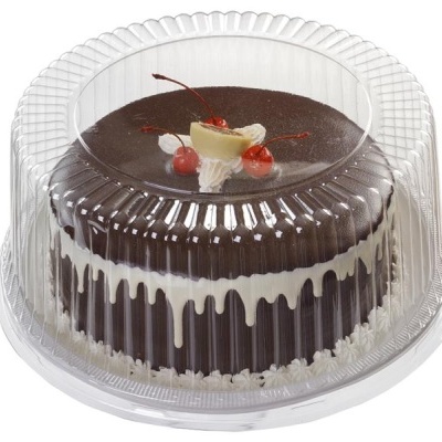 bolo coberto com chocolate, decorado com chantilly e cerejas numa embalagem plástica transparente
