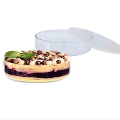 Tarte decorada com bolas de chocolate numa caixa plástica transparente