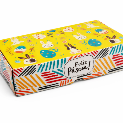Caixa de papelão decorada com tema de Páscoa e texto Feliz Páscoa