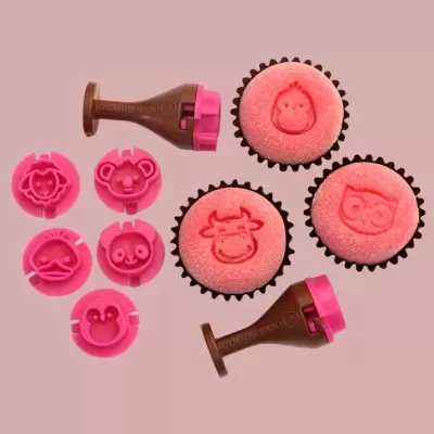 Moldes e carimbos para bolos em plástico castanho e rosa com bolos decorados cor-de-rosa