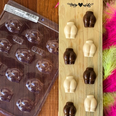 Forma para chocolate e bombons em forma de nádegas em tabuleiro de madeira
