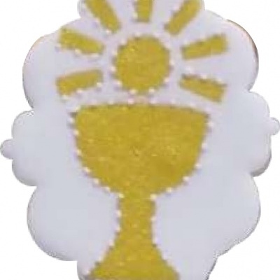 Broche em tecido branco com cálice e hóstia amarelos bordados