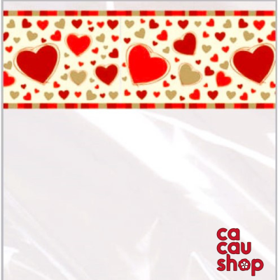 Papel de embrulho com corações vermelhos e bege em faixa decorativa sobre fundo creme e branco