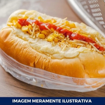 Cachorro quente com batata palha, milho e ketchup numa bandeja de plástico transparente