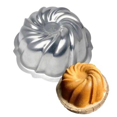 Forma de bolo metal prateado e bolo desenformado dourado sobre base de madeira