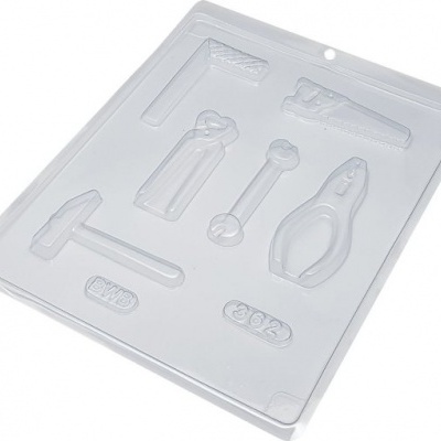 Molde plástico transparente com formas de ferramentas para artesanato.