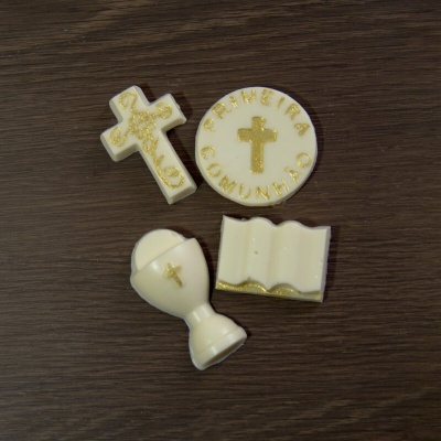 Objetos decorativos de Primeira Comunhão em branco e dourado