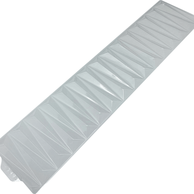 Forma branca para 18 bolos ou doces com textura geométrica