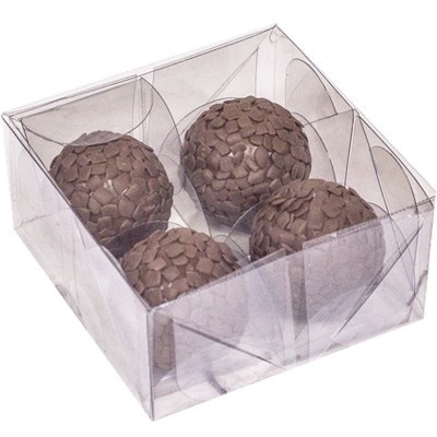 Embalagem transparente com quatro bolas decorativas castanhas com textura de escamas