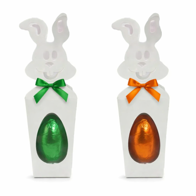 Duas caixas em forma de coelho com ovos de chocolate verde e laranja