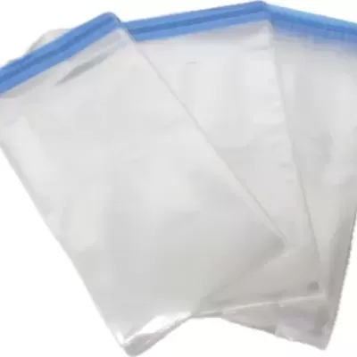 Três sacos plásticos transparentes com fecho azul