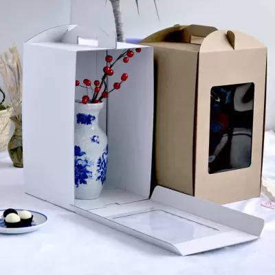 Caixas de embalagem de cartão para flores com vaso cerâmico azul e branco e frutos vermelhos dentro