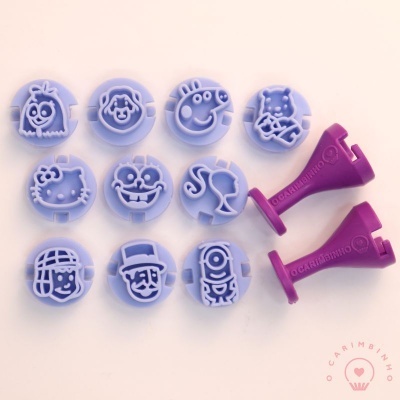Moldes azuis para biscoitos com desenhos de personagens e 2 moldes roxos de impressão