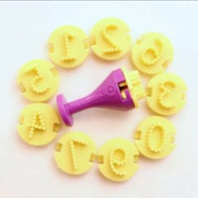 Carimbos de letras amarelos em círculo com carimbo roxo no centro