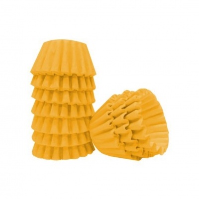 Forminhas de cupcake amarelas em papel empilhadas.