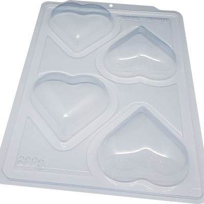 Matriz de molde em plástico transparente com quatro formas de coração.