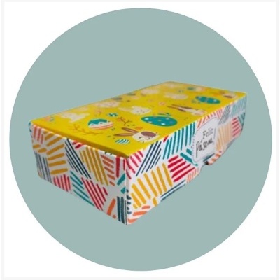 Caixa de cartão colorida com padrão lúdico