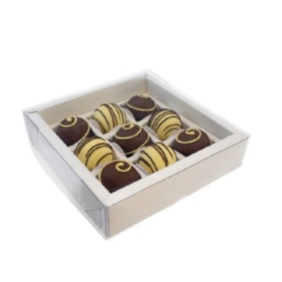 Embalagem branca com nove bombons decorados em chocolate branco e preto