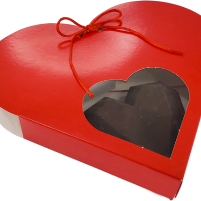 Caixa vermelha em formato de coração com janela transparente e laço