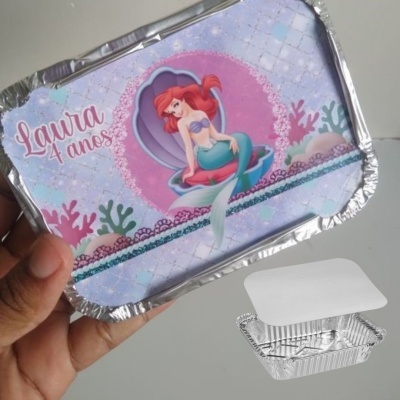 Embalagem de alumínio decorada com imagem da Ariel e texto 'Laura 4 anos'