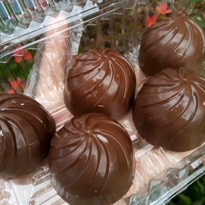 bombons de chocolate na embalagem de plástico transparente