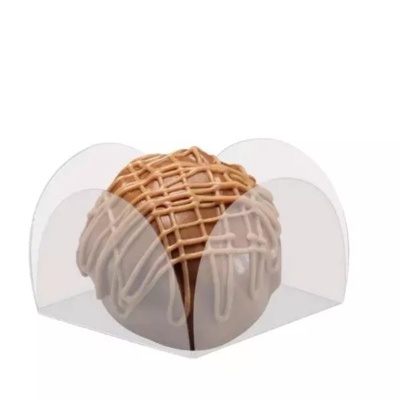 Doce redondo com duas camadas de chocolate em embalagem plástica transparente