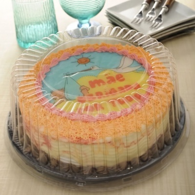 Bolo decorado numa caixa plástica transparente com texto 'mãe mais' na cobertura