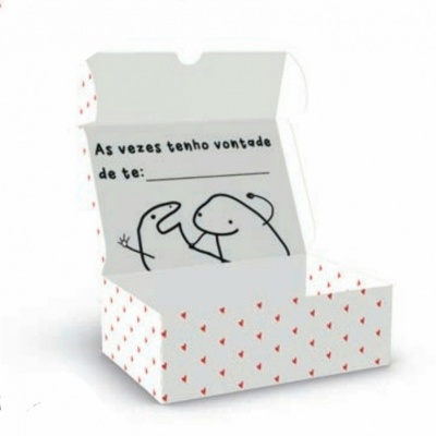 Caixa branca com corações vermelhos e texto preto no interior