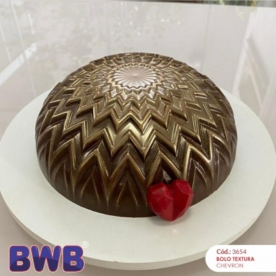 Bolo texturizado castanho com padrão Chevron e pequeno coração vermelho ao lado