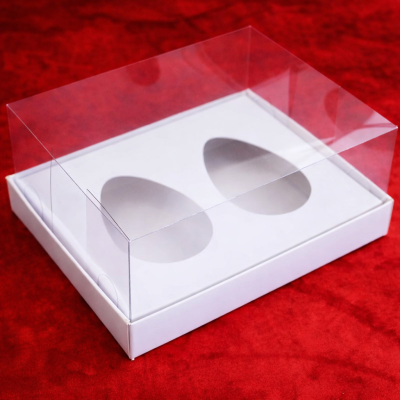 Caixa branca com tampa transparente e cavidades ovais.