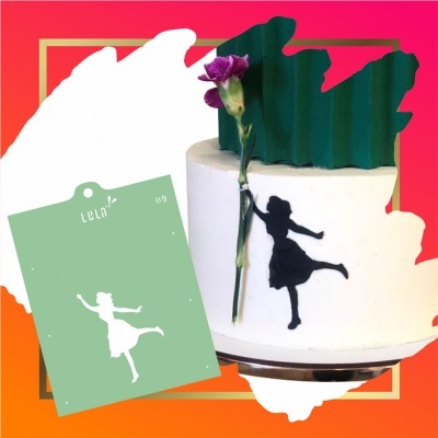 Bolo decorado branco e verde com figura de mulher a dançar e cartão verde com texto e imagem