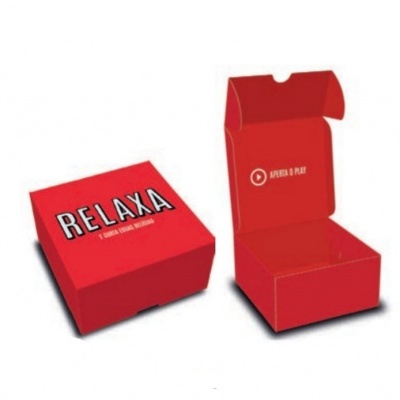 Duas caixas vermelhas com texto branco, uma fechada e outra aberta