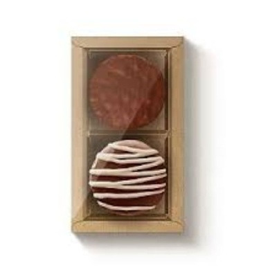 Dois biscoitos de chocolate numa embalagem de cartão com tampa transparente