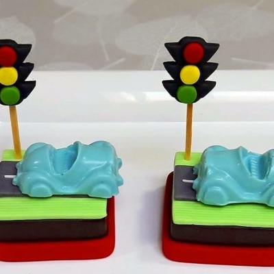 Suportes decorativos com carros azuis e semáforos coloridos