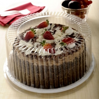 Bolo redondo com chantilly e morangos dentro de recipiente plástico transparente