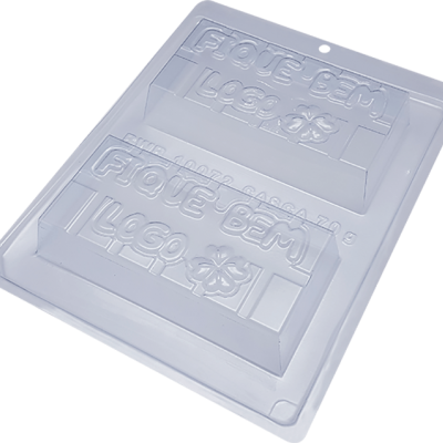Moldes plásticos transparentes com inscrições 'FIQUE BEM' e 'LOGO' em relevo