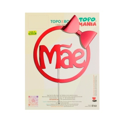 Topo de bolo vermelho e rosa com palavra 'Mãe' e laço em embalagem clara