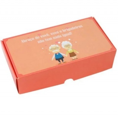 Caixa coral com ilustração de casal idoso e texto