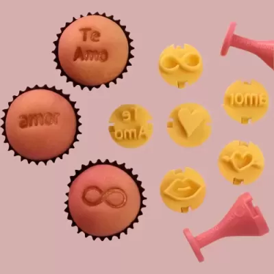 Carimbos para cupcakes com palavras e símbolos em plástico colorido