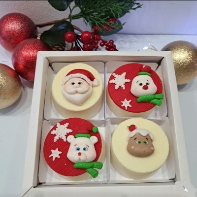Caixa com quatro cupcakes natalícios decorados