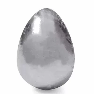 ovo metálico prateado brilhante sobre fundo branco