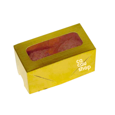 Caixa amarela com janela transparente e texto branco 'cacau shop', contém produto com papel vermelho