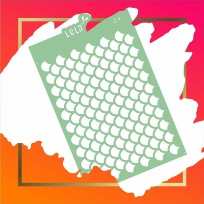 Stencil verde com padrão de escamas e texto LEVAL 21 sobre fundo colorido