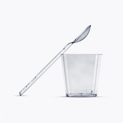 Copo pequeno transparente em plástico com colher pequena transparente em plástico