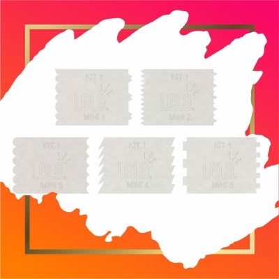 Cinco etiquetas brancas com texto 