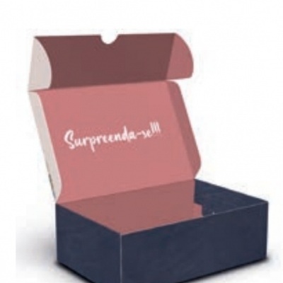 Caixa aberta azul escura com interior rosa e texto branco