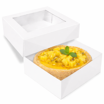 Tarte de fruta tropical em caixa branca com tampa transparente