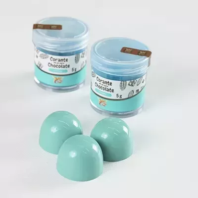 Frascos de corante para chocolate azuis claros e moldes de chocolate azul claro